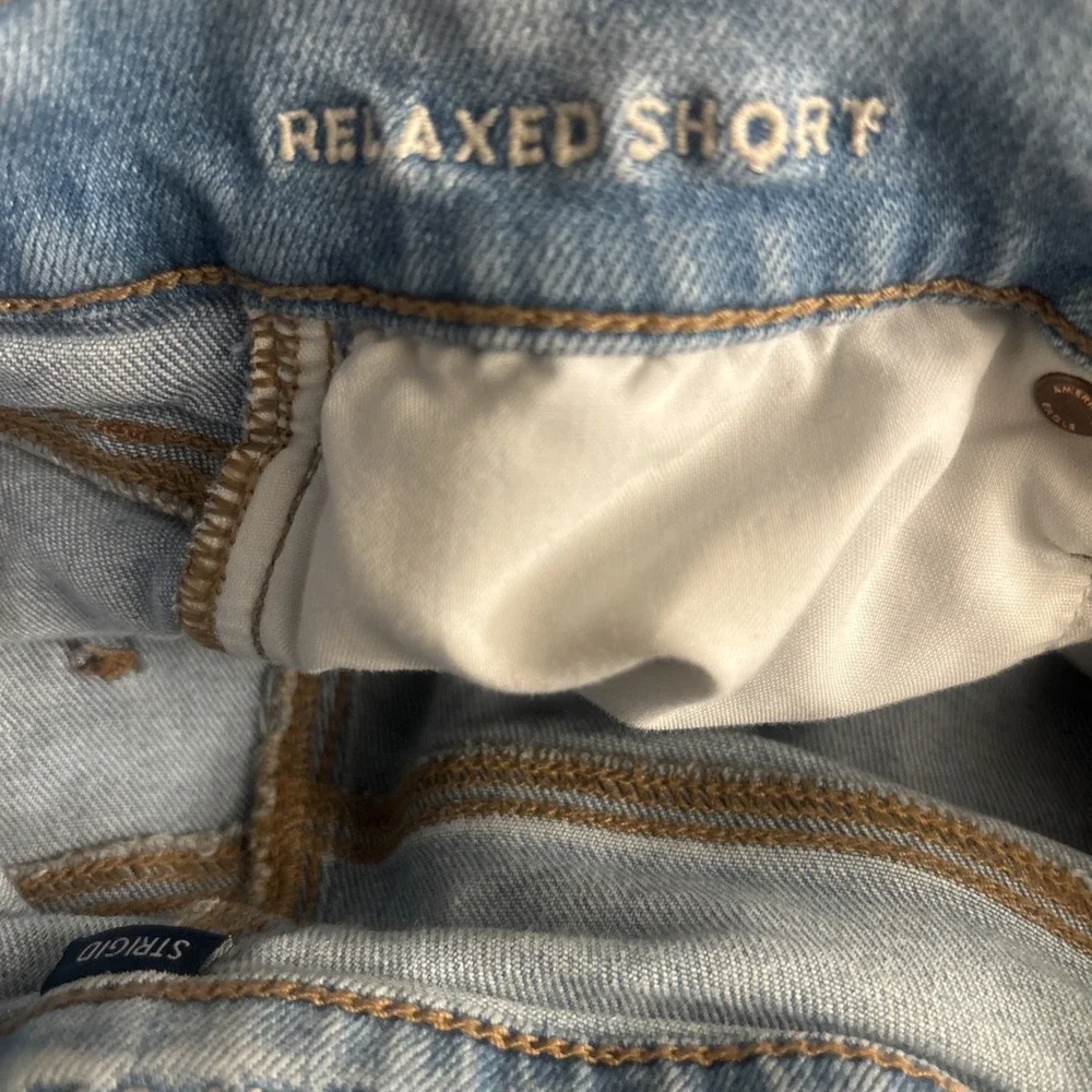 American Eagle Ladies Strigid Relaxed Short Distressed Jean Shorts Size 000
